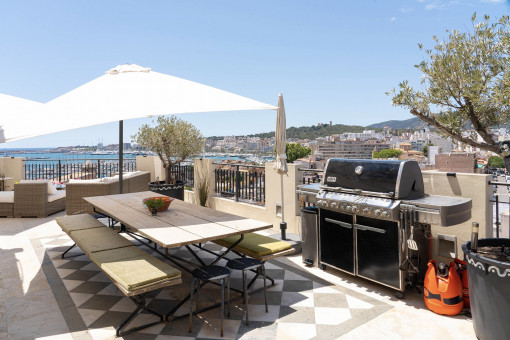 Terraza con zona de barbacoa y vistas infinitas sobre Palma