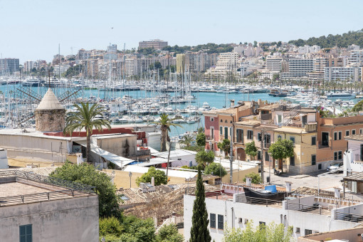 Espaciosidad abierta con vistas impresionantes a la ciudad y al puerto