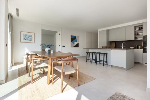 Comedor abierto con cocina integrada