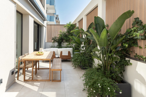 Espaciosa terraza ajardinada