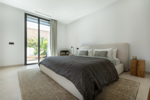 Dormitorio principal con acceso a la terraza