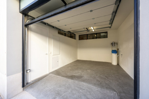Garaje con estación de carga para coches eléctricos