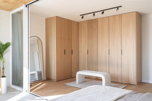 Vestidor abierto en el dormitorio principal