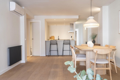 Sala de estar y comedor luminosa