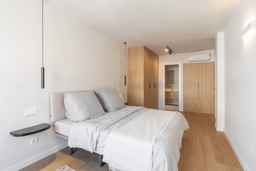 Dormitorio amplio con armarios empotrados