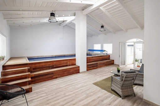 Spa comunitario con piscina interior y sauna 