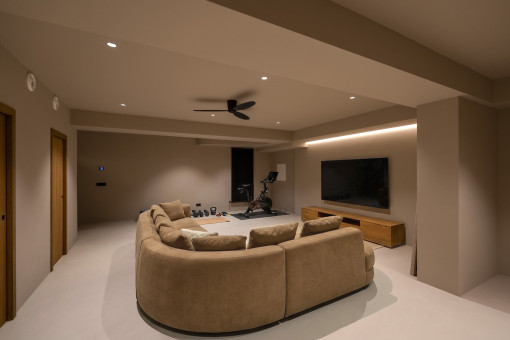 Amplia planta inferior