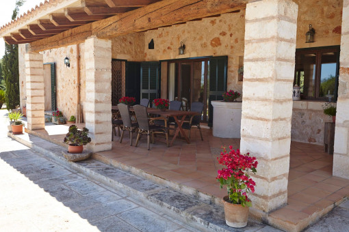 Terraza cubierta anexa a la casa