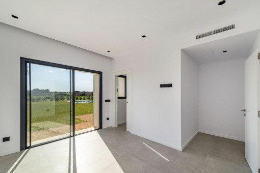 Segundo dormitorio en la planta baja a la derecha, con nicho para armario