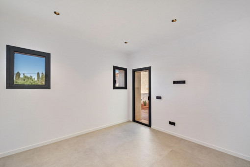 Oficina / 5º dormitorio en la planta baja con salida al patio