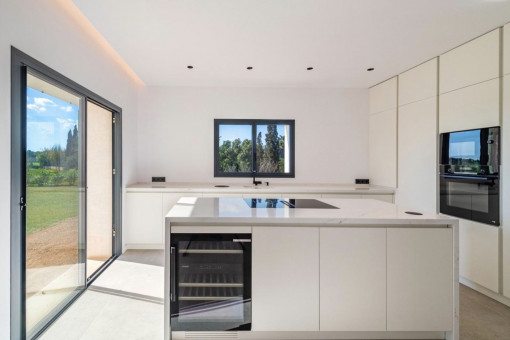 Cocina equipada con isla central