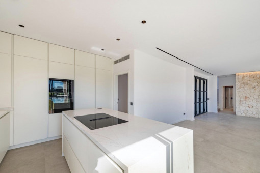 Cocina con vistas al trastero a la izquierda y al acceso principal a la derecha