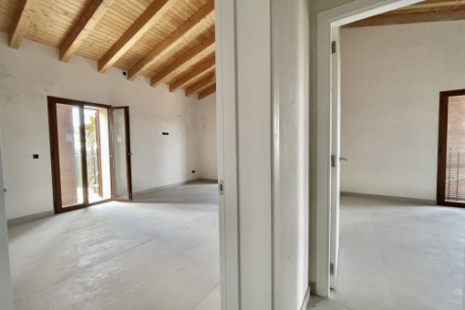 Dormitorio principal a la izquierda y tercer dormitorio a la derecha