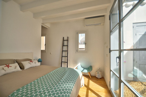 Dormitorio con mucha luz