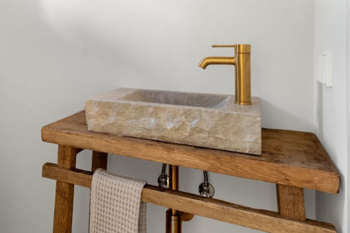 baño con piedra artesanal