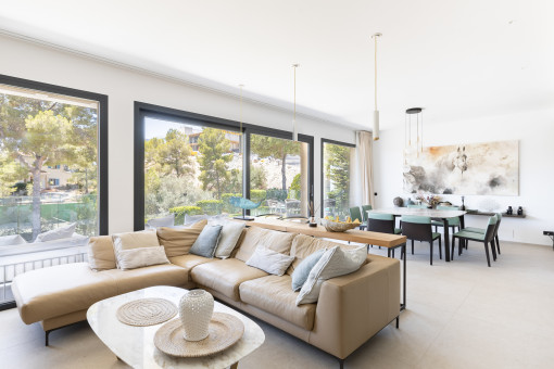 Sala de estar luminosa con ventanas de suelo a techo