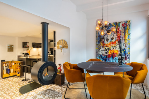 Zona de comedor con chimenea