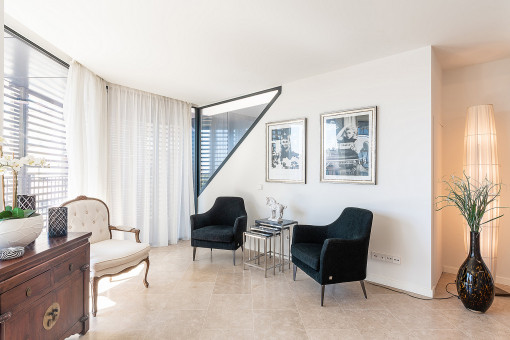 Salón de concepto abierto con mucha luz