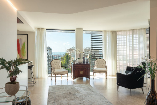 Luminoso salón con vistas al mar