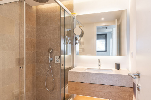 Uno de los dos baños