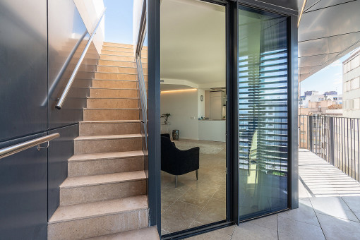 Escalera a la terraza en la azotea