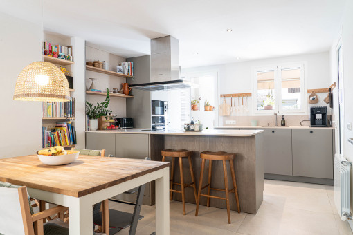 Área de cocina-comedor luminosa