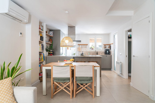 Cocina y comedor de diseño abierto