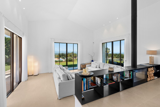 Amplio salón de concepto abierto con mucha luz natural y vistas al entorno natural hasta el mar
