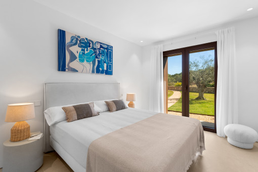 Uno de los 4 dormitorios con baño en suite y acceso al jardín