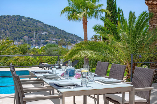 Piscina con vista al puerto