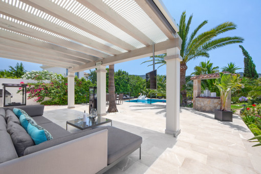 Terraza con vistas a la piscina