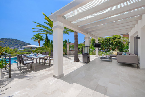 Terraza con vistas a la piscina