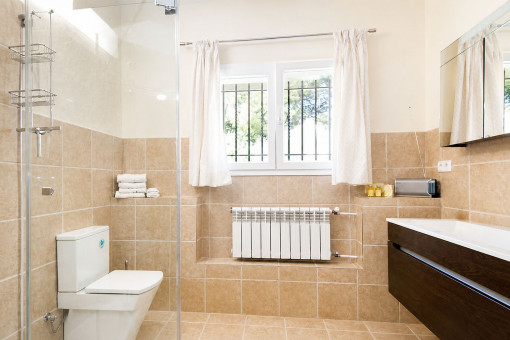 Baño con ducha grande en la planta baja