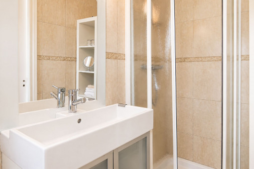 Baño con ducha en la planta superior