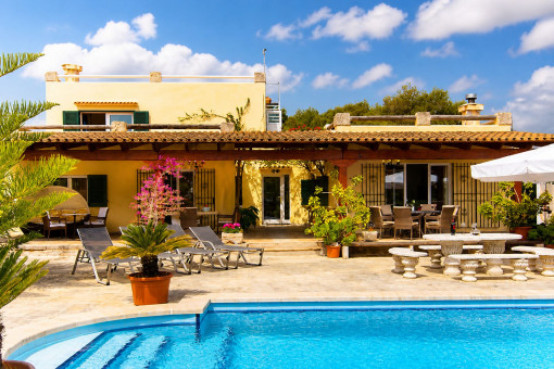 Gran piscina y terrazas justo al lado