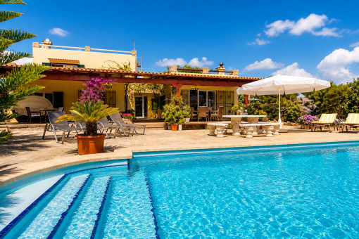 Gran piscina y terrazas justo al lado