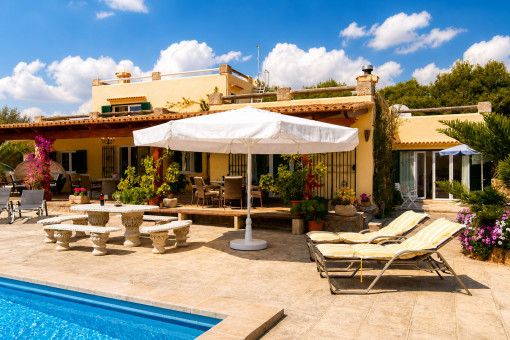 Terraza solárium justo al lado de la piscina