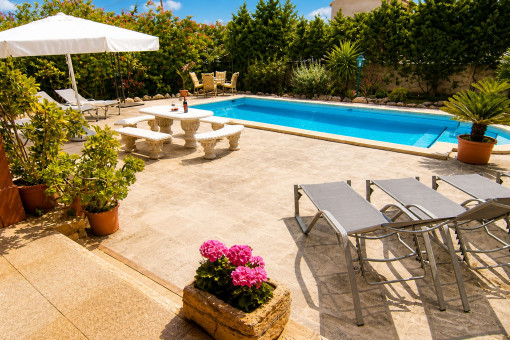 Terraza solárium justo al lado de la piscina