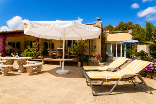 Terraza solárium justo al lado de la piscina