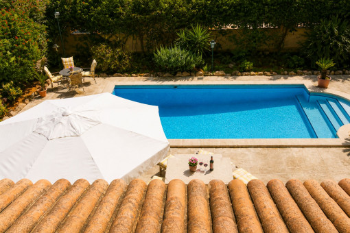 Vista de la piscina desde la terraza de la azotea