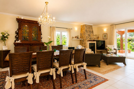 Sala de estar y comedor con chimenea