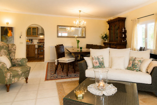 Sala de estar y comedor con chimenea