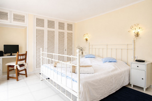 Dormitorio en la planta superior con acceso al balcón