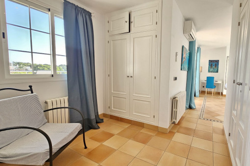 Habitación en el tercer piso con balcón y baño