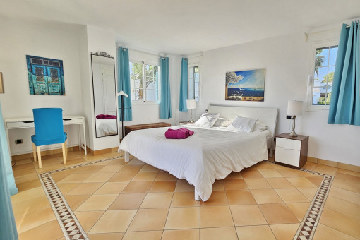 Habitación en el tercer piso con balcón y baño