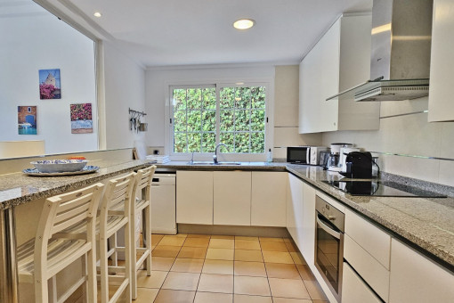 Cocina con acceso a la sala de estar