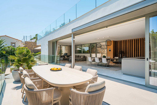 Salón-comedor con acceso directo a la amplia terraza