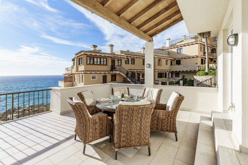 Terraza cubierta con vistas al mar