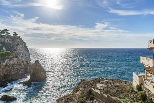 Apartamento en primera línea en Santa Ponsa con acceso directo al mar y vistas al atardecer