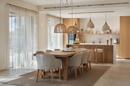 Espacioso comedor con elegante cocinan